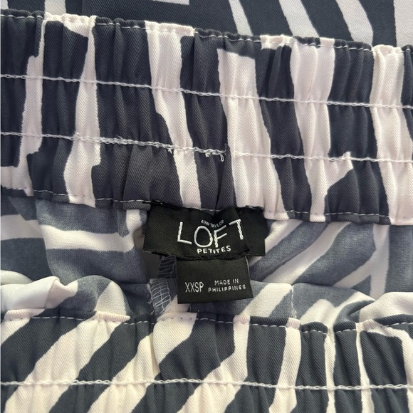 LOFT Ann Taylor  Geometric Palazzo Pants. Two front pockets, two back pockets. - Picture 12 of 15